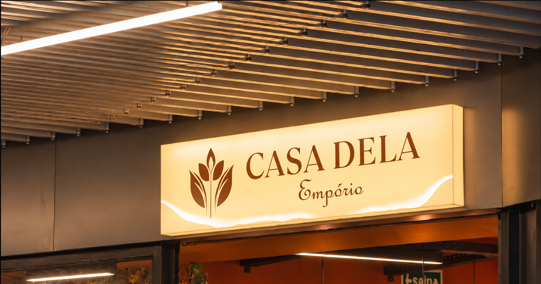 Fachada iluminada da Casa Dela Empório Emporio